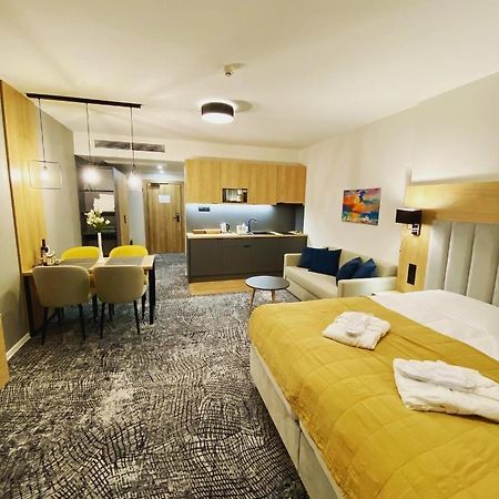 Luxapartmanbesenova Hotel Akvamarin ภายนอก รูปภาพ
