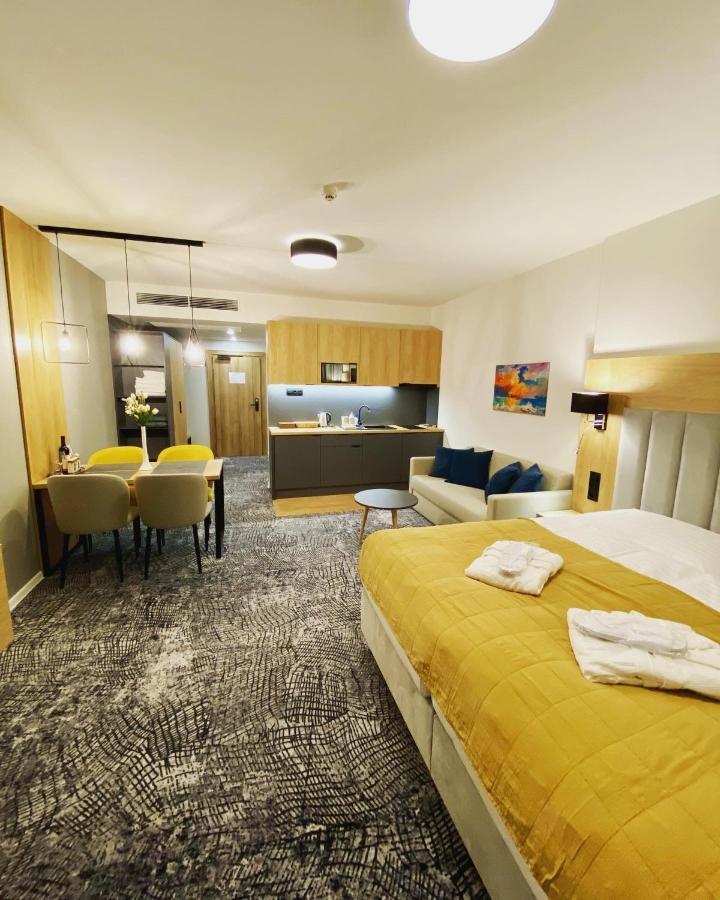 Luxapartmanbesenova Hotel Akvamarin ภายนอก รูปภาพ